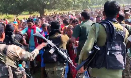 दंतेवाड़ा में नए पुलिस कैम्प के खिलाफ ग्रामीणों का प्रदर्शन, कहा हमें नक्सलियों के नाम पर हर रोज किया जायेगा प्रताड़ित