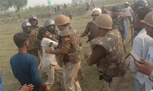 उन्नाव में जमीन का मुआवजा मांग रहे किसानों को योगी सरकार की पुलिस ने दौड़ा-दौड़ाकर पीटा