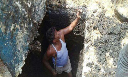 पूर्व प्रधान पति के साथ मैला उठा और सीवर सफाई कर गुजार रही जीवन