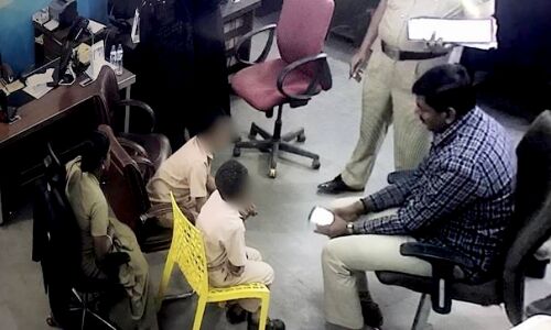 शाहीन स्कूल राजद्रोह मामला : मां को जेल में डालने के बाद अब पुलिसवाले सबूत के तौर पर बच्चे का चप्पल ले गए