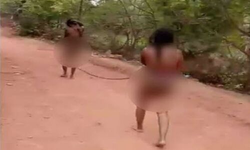 प्रेम करके शादी करने वाले औरत-मर्द को ग्रामीणों ने गांव में घुमाया नंगा