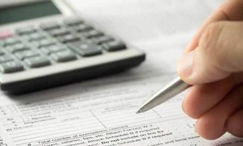 अमीरों पर हाई टैक्स लगाने का सुझाव देने वाले तीनों IRS अधिकारियों के खिलाफ आरोप पत्र जारी, ड्यूटी से हटाया