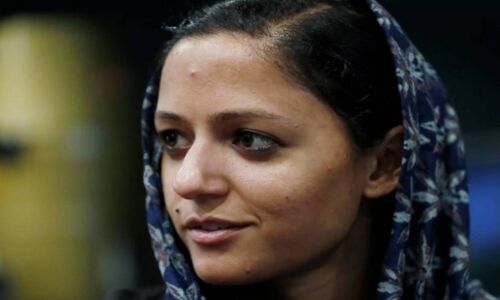 शेहला राशिद को पिता ने बताया देशद्रोही, बेटी बोली - मेरे पिता पत्नी को पीटने वाले बुरे इंसान