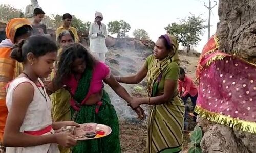 कोरोना के नाम फैला अंधविश्वास, पत्थर बनने के डर से लोग नहीं सो रहे रात-रात भर कोरोना के नाम फैला अंधविश्वास, पत्थर बनने के डर से लोग नहीं सो रहे रात-रात भर