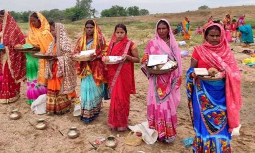 अंधविश्वास में और गहरे धंसती महिलायें, कोरोना भगाने के लिए अब लोटे पर आधार कार्ड रख कर रहीं सूर्य उपासना