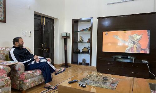 शर्मनाक तस्वीर! लाखों गरीब परिवार भूखे-प्यासे भाग रहे, लेकिन मोदी के मंत्री देख रहे हैं ‘रामायण’