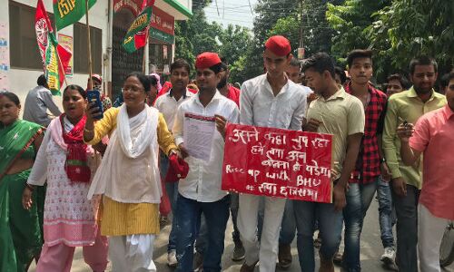 बीएचयू छात्राओं के पक्ष में समाजवादी छात्रसभा का प्रदर्शन