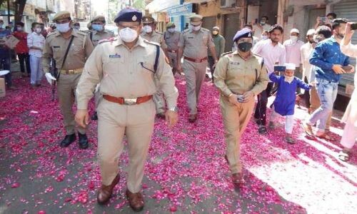 पुलिसकर्मियों पर फूल बरसाने से पहले गिरफ्तारियों का यह आंकड़ा भी देख लीजिये