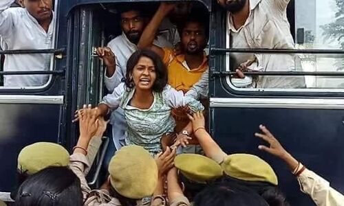 लखनऊ विश्वविद्यालय का फंड आरएसएस के कार्यक्रम में लगाने का विरोध करने वाले छात्रों को नहीं मिला प्रवेश, अनशन जारी