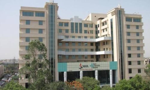 दिल्ली के मैक्स अस्पताल में 33 कोरोना पॉजिटिव, क्वारंटीन की गईं 145 नर्सें