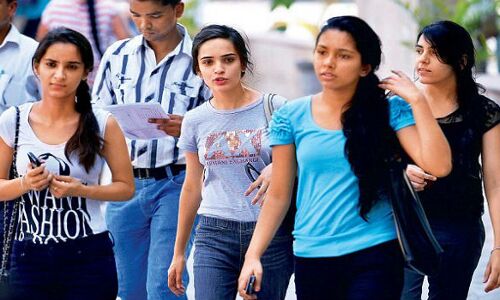 कैंपस में देवी और सड़क पर माल बन जाती हैं बीएचयू की लड़कियां