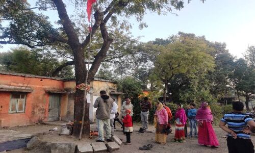मध्यप्रदेश में नीम के पेड़ से निकला दूध जैसा पदार्थ तो चमत्कार मान पूजा-पाठ करने वालों की लगी भीड़ मध्यप्रदेश में नीम के पेड़ से निकला दूध जैसा पदार्थ तो चमत्कार मान पूजा-पाठ करने वालों की लगी भीड़