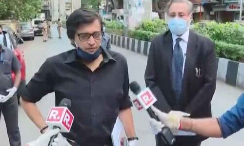 सोनिया गांधी पर आपत्तिजनक  टिप्पणी मामले में अर्नब गोस्वामी से मुंबई पुलिस ने की 4 घंटे तक पूछताछ