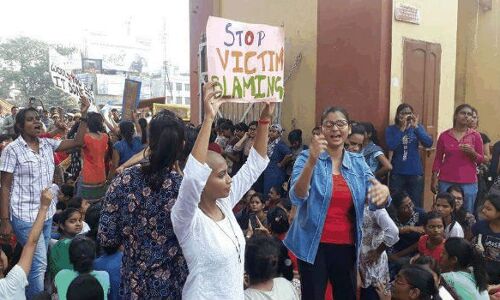 योगी राज में इंसाफ के लिए लड़की को मुंडवाना पड़ा सिर