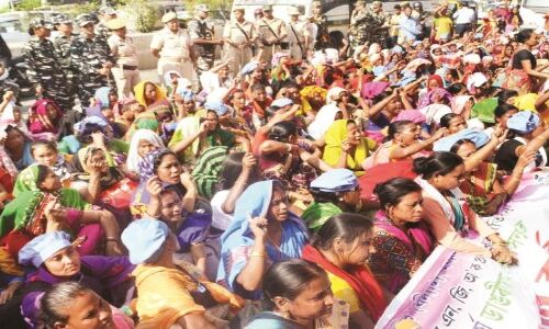 असम: मिड डे मील कर्मचारियों को सता रहा नौकरी छिनने का डर, शिक्षा मंत्री के घर पर घेराबंदी की