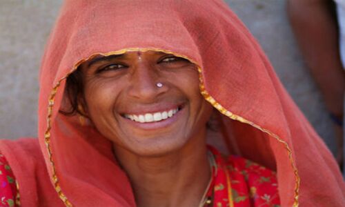 भूल मत तू है औरत, तेरा हँसना मना है