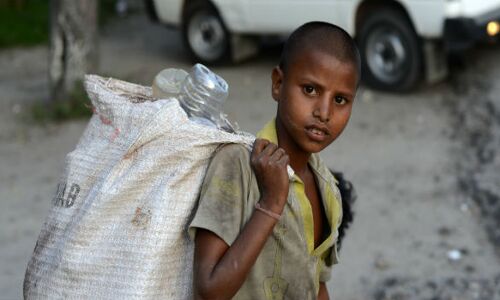 कूड़ा बीनता बचपन, सरकार आंकड़ों में मशगूल