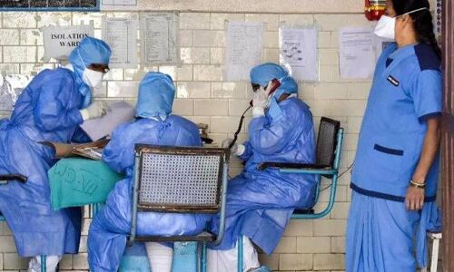 सिर्फ छींकने और खांसने से ही नहीं, इन असावधानियों से भी फैल सकता है कोरोना