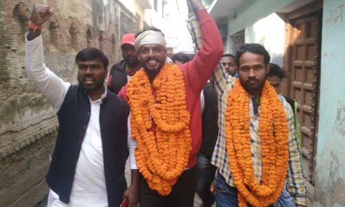 मुख्यमंत्री योगी को काला झंडा दिखाने वाले युवाओं की हुई रिहाई, कार्यकर्ताओं ने मनाया जश्न