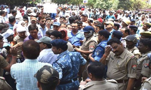 यूपीपीएससी पेपर लीक मामले में पुलिस ने छात्रों पर बरसाईं लाठियां, कुल 10 भर्ती परीक्षाएं टलीं