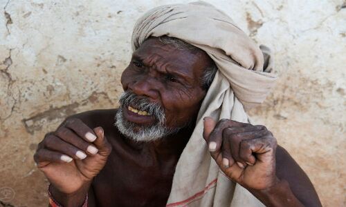 चिलचिलाती धूप के प्रचण्ड साये में