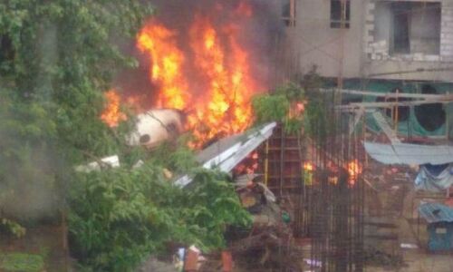 मुंबई में चार्टर्ड प्लेन क्रैश, 5 लोगों की मौत