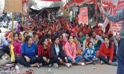 आमरण अनशन पर बैठी इंटार्क महिला मजदूरों पर उत्तराखण्ड पुलिस ने बरसाईं लाठियां