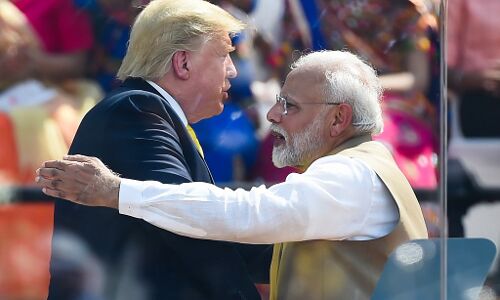 इधर ट्रंप और मोदी का होता रहा महामिलन, उधर देश में गुपचुप फैलती रही कोरोना की महामारी