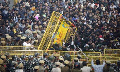 LIVE: जेएनयू में शिक्षा मंत्री रमेश पोखरियाल को सुरक्षा के बीच से निकाला गया