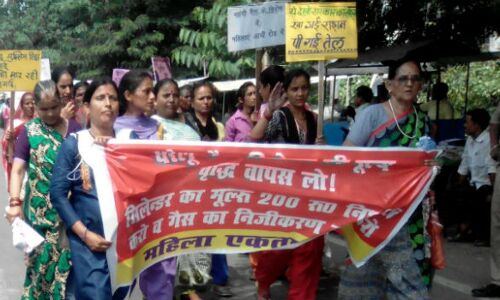 सिलेंडर के बढ़ते दाम के खिलाफ महिलाएं उतरीं सड़क पर