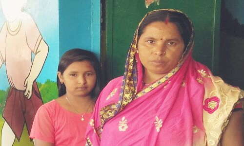 10 साल की जूली पढती है झारखंड में, कमाती है सूरत में, अब गांव लौट क्वारंटीन सेंटर में कर रही चूल्हा-चौका