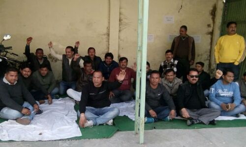 ये कैसे अच्छे दिन आये, भाजपा ने ठेकेदार लटकाए