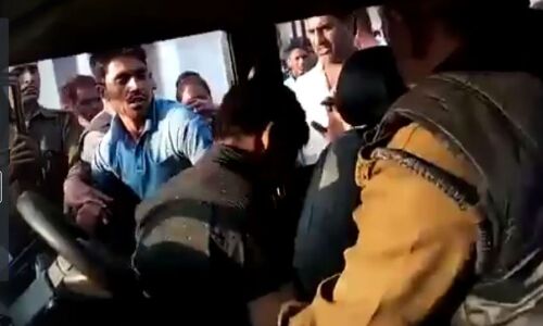 यूपी में गुंडागर्दी चरम पर, पुलिस वैन से खींचकर कर दी हत्या