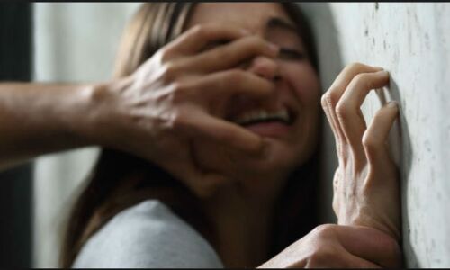 सुप्रीम कोर्ट के वकील के साथ प्रेम प्रसंग से गुस्साए जज पिता ने बेटी के साथ की मारपीट, बनाया बंधक