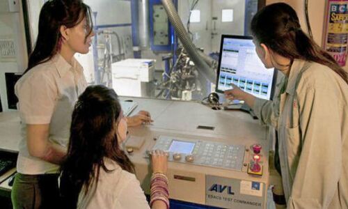 मेरे घर वाले नौकरी नहीं करने देते कि मैं किसी के साथ भाग जाउंगी