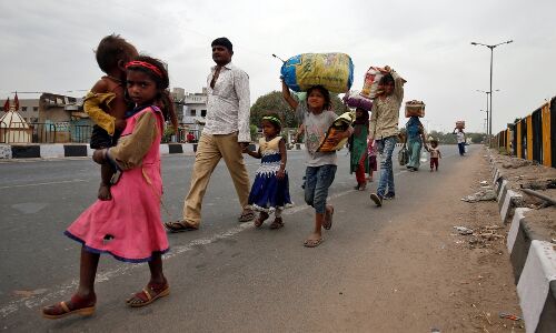 लॉकडाउन: दिहाड़ी मजदूरों पर टूटा मुसीबतों का पहाड़, काम बंद, सैकड़ों किलोमीटर के सफर पर घर पैदल ही निकले