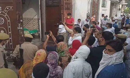 उत्तर प्रदेश के एटा में एक ही परिवार के 5 लोग मृत पाए गए, पुलिस ने दरवाजा तोड़ कर निकाले शव