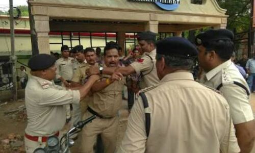 नक्सलवाद पीड़ित छत्तीसगढ़ में पुलिसवाले हड़ताल पर हैं और नेशनल मीडिया को नहीं फुर्सत बाबा विमर्श से