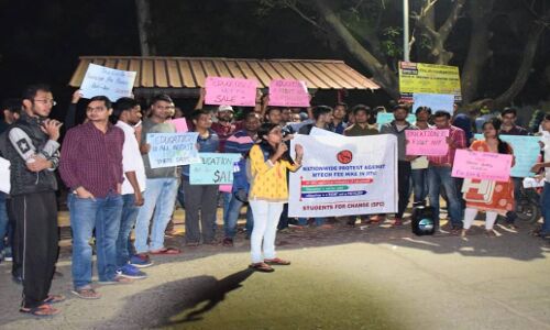 बीएचयू IIT में फीस वृद्धि के खिलाफ छात्रों का प्रदर्शन, कहा कहा हमें नहीं चाहिए निशंक के हाथों डिग्री