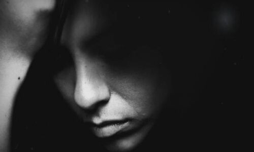 चोरी के झूठे आरोप में गरीब घरेलू नौकरानी की साड़ी उतार पेड़ से बांध पुलिस ने की निर्ममता से पिटाई