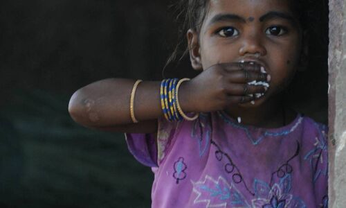 भारत में जितने गरीब भूख से पीड़ित उससे ज्यादा का खाना पैसे वाले कर देते हैं बर्बाद