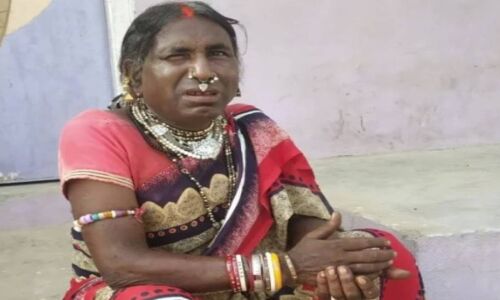 अंधविश्वास की हाइट : 55 साल का चिंताहरण मौत के डर से पिछले 30 साल से घूम रहा है औरत के वेष में