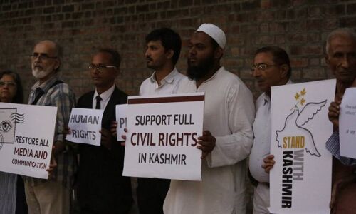 कश्मीर में सेना करवा रही है मजदूरों से बेगार, फैक्ट्री मालिक को भी हथौड़ा देकर घंटों खटाया