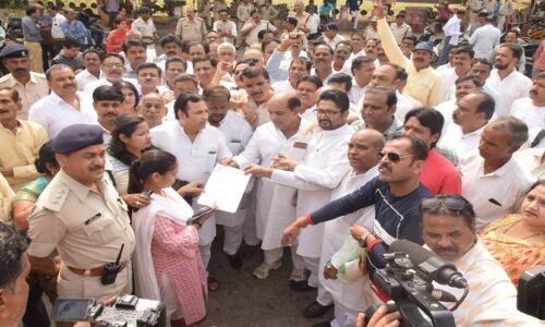 मध्य प्रदेश में फिर गरमाया किसानों की कर्जमाफी का मुद्दा, भाजपा का प्रदर्शन