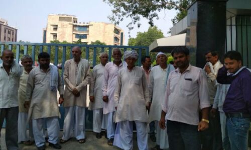 नोएडा गेल कंपनी गेट पर किसानों ने जड़ा ताला