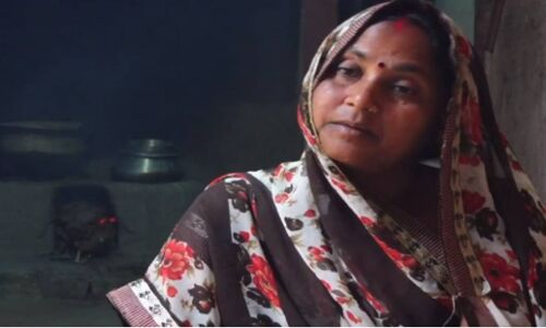 उज्ज्वला योजना की ब्रांड एम्बेसडर गुड्डी देवी लकड़ी पर पकाती हैं खाना 