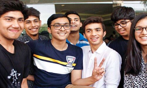 सवालों के घेरे में सीबीएसई बोर्ड परिणाम, फेल होने के डर से आत्महत्या करने वाली बच्ची के 82 फीसदी नंबर