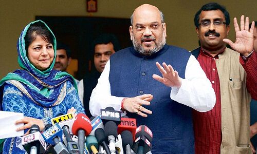 बीजेपी ने पीडीपी से समर्थन लिया वापस, महबूबा सरकार अल्पमत में