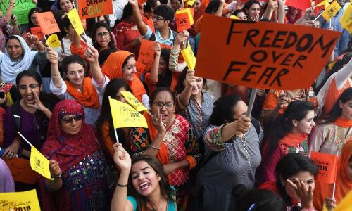 पाकिस्तान में औरतों को न ज़िंदा रहते चैन मिलता है न मरने के बाद सुकून