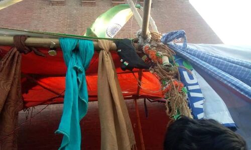 लखनऊ घंटाघर में महिलाओं ने CAA के मंच पर बांधा दुपट्टा, कहा कोरोना संक्रमण के खत्म होने तक चलेगा सांकेतिक धरना